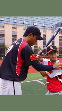 做好體育啟蒙！他教村小少年揮出人生第一棒