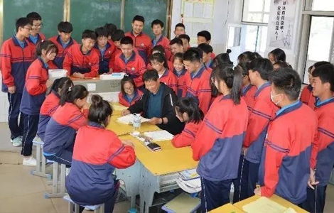 內(nèi)蒙古自治區(qū)巴彥淖爾市臨河區(qū)第二中學(xué)副校長(zhǎng)、教師 賀來虎